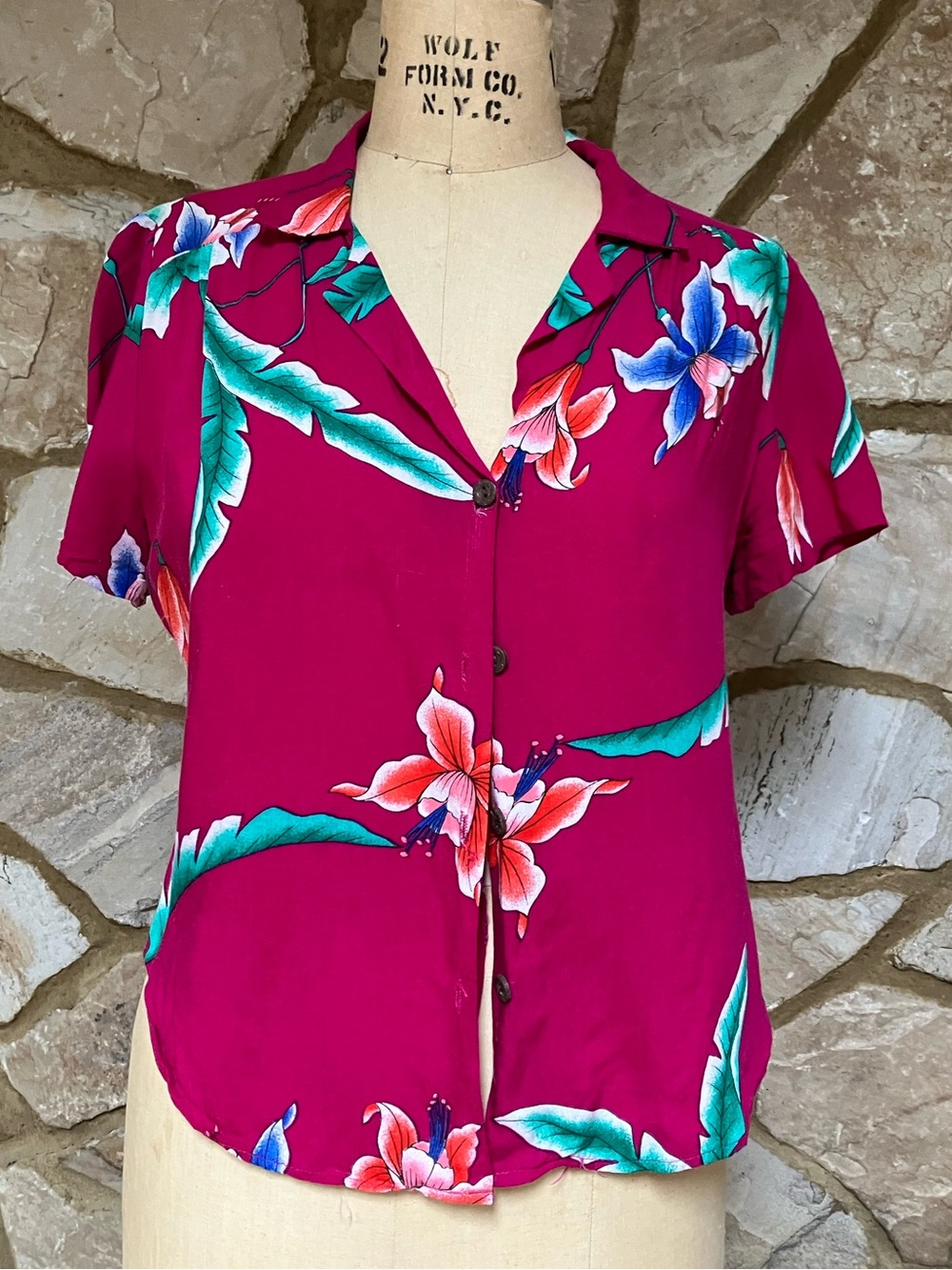 Robins Nest Vintage Women's Magenta Floral Hawaiian Button-Up Top